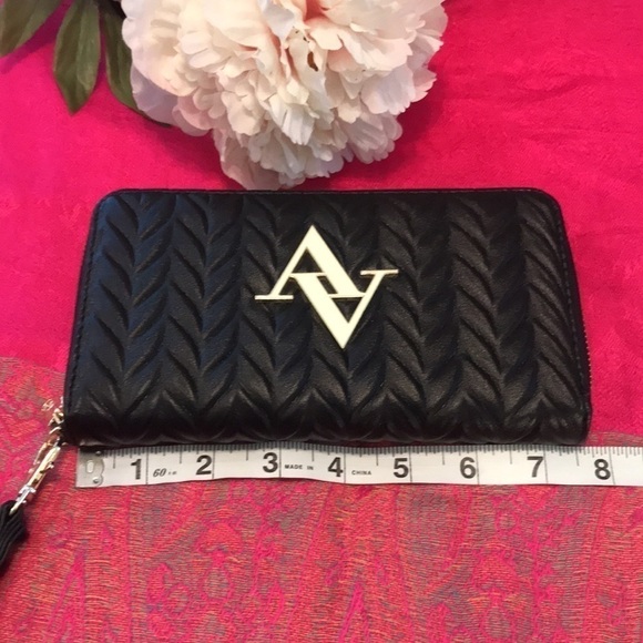 NWOT Adrianne Vittadini Black Wristlet - Picture 10 of 13